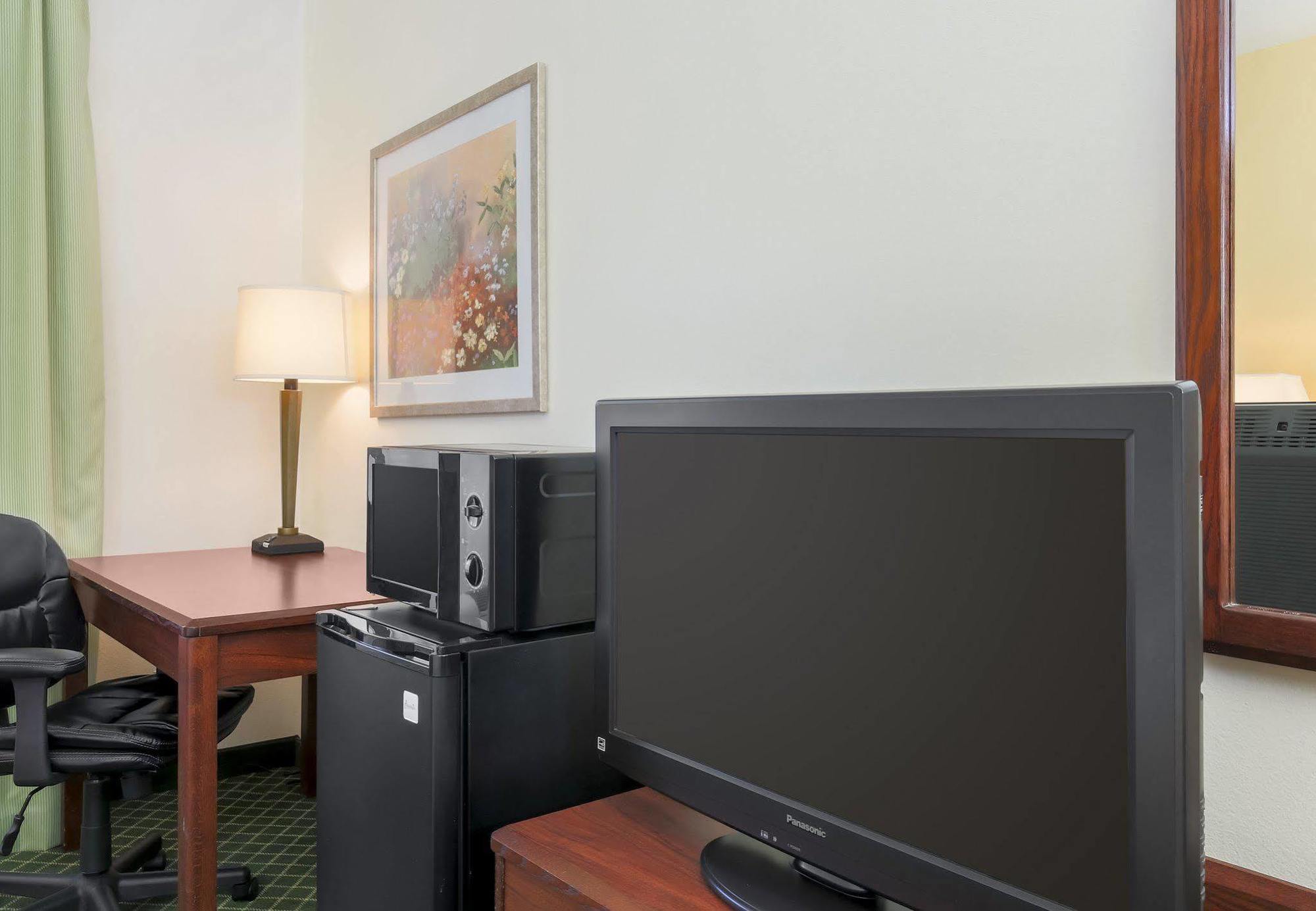 Wingate By Wyndham Uniontown Hotel Exterior photo